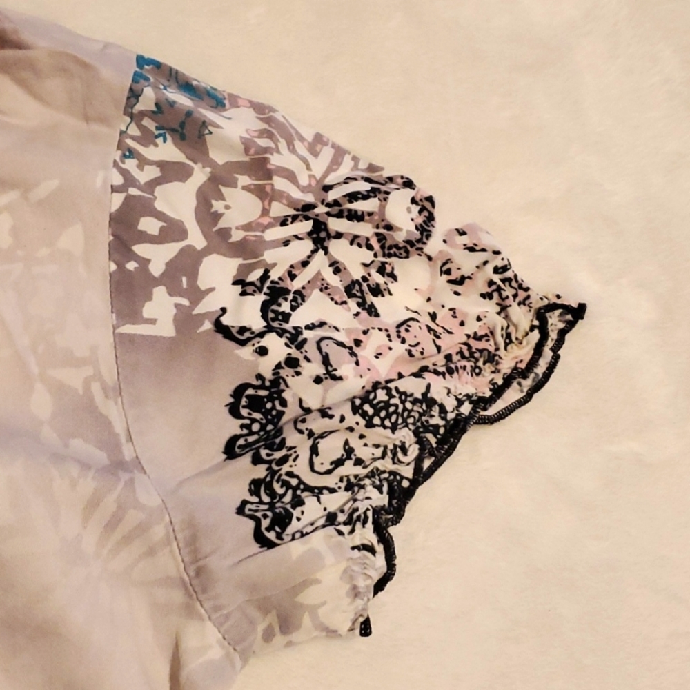 Sale 💥3/$30 Peaches Uniforms Printed Deep Pocket Scrub Top - Picture 4 of 9